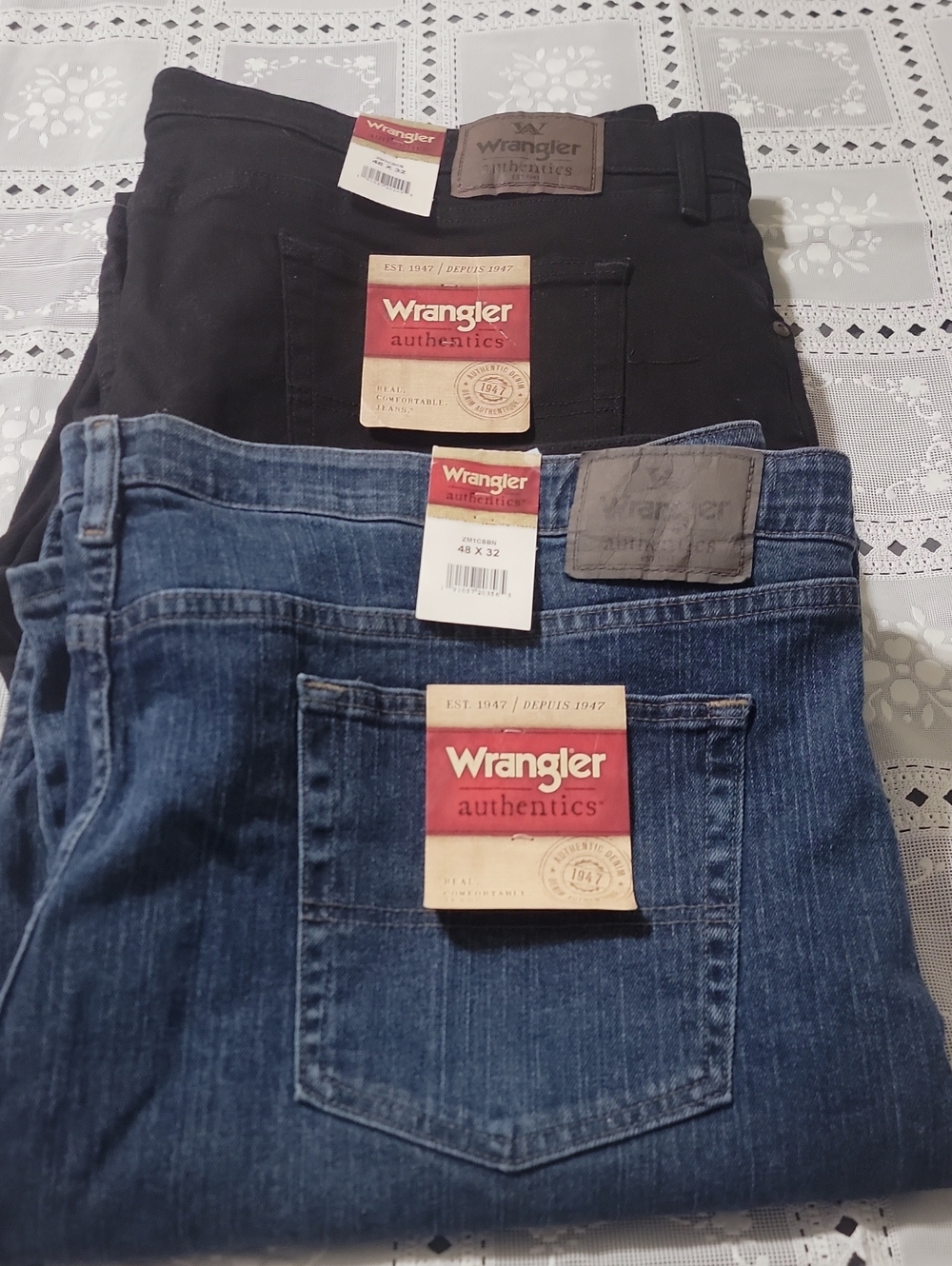 2 Pair Wrangler Authentics Men's Relaxed Jeans in Blue & Black Size 48x32